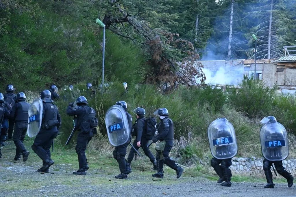 En este momento estás viendo UnTER repudia la represión contra la comunidad Mapuche Lafken Winkul Mapu en Mascardi