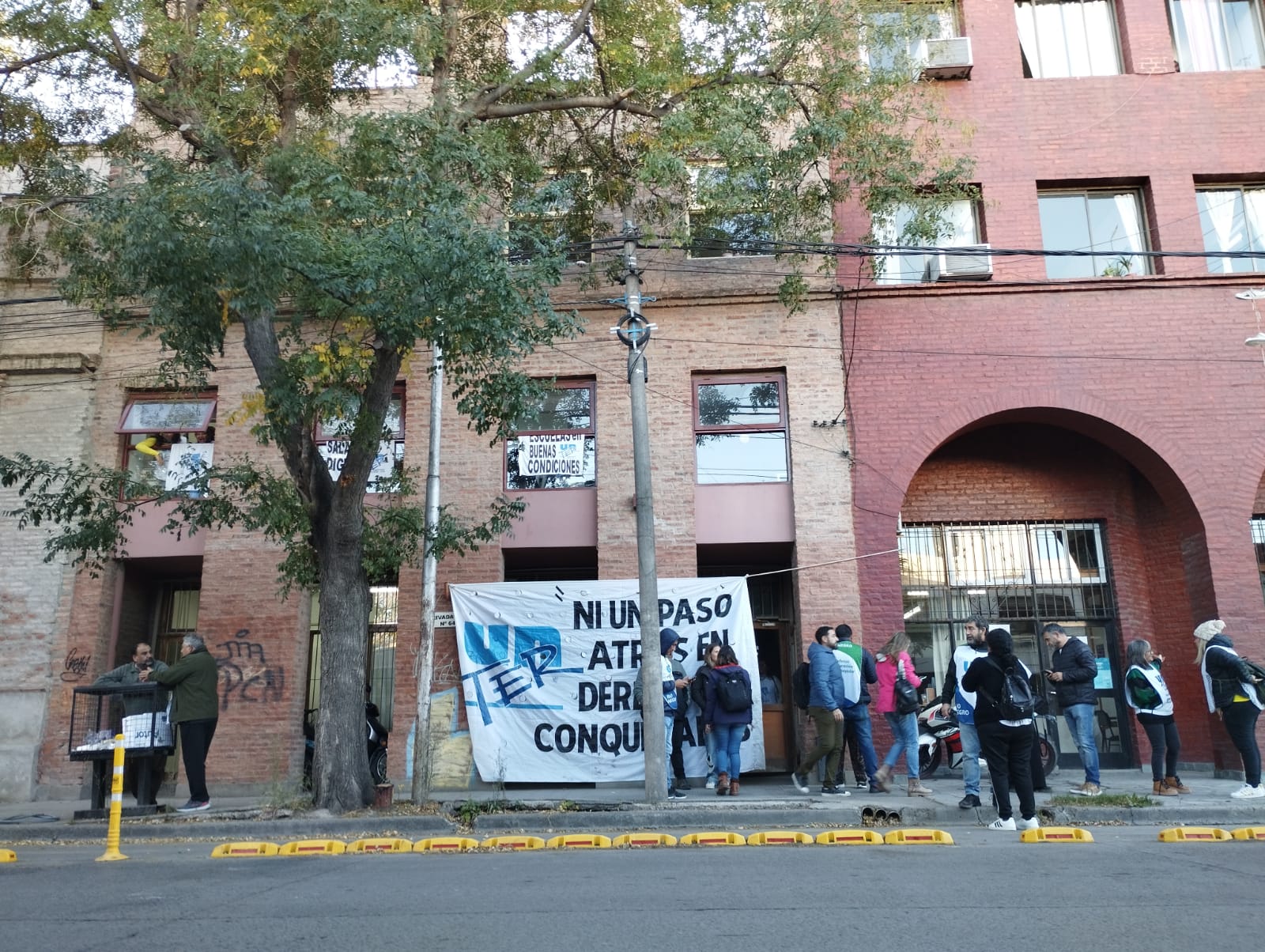 En este momento estás viendo Acompañamos el reclamo de lxs compañerxs vocales gremiales por falta de condiciones adecuadas en su lugar de trabajo