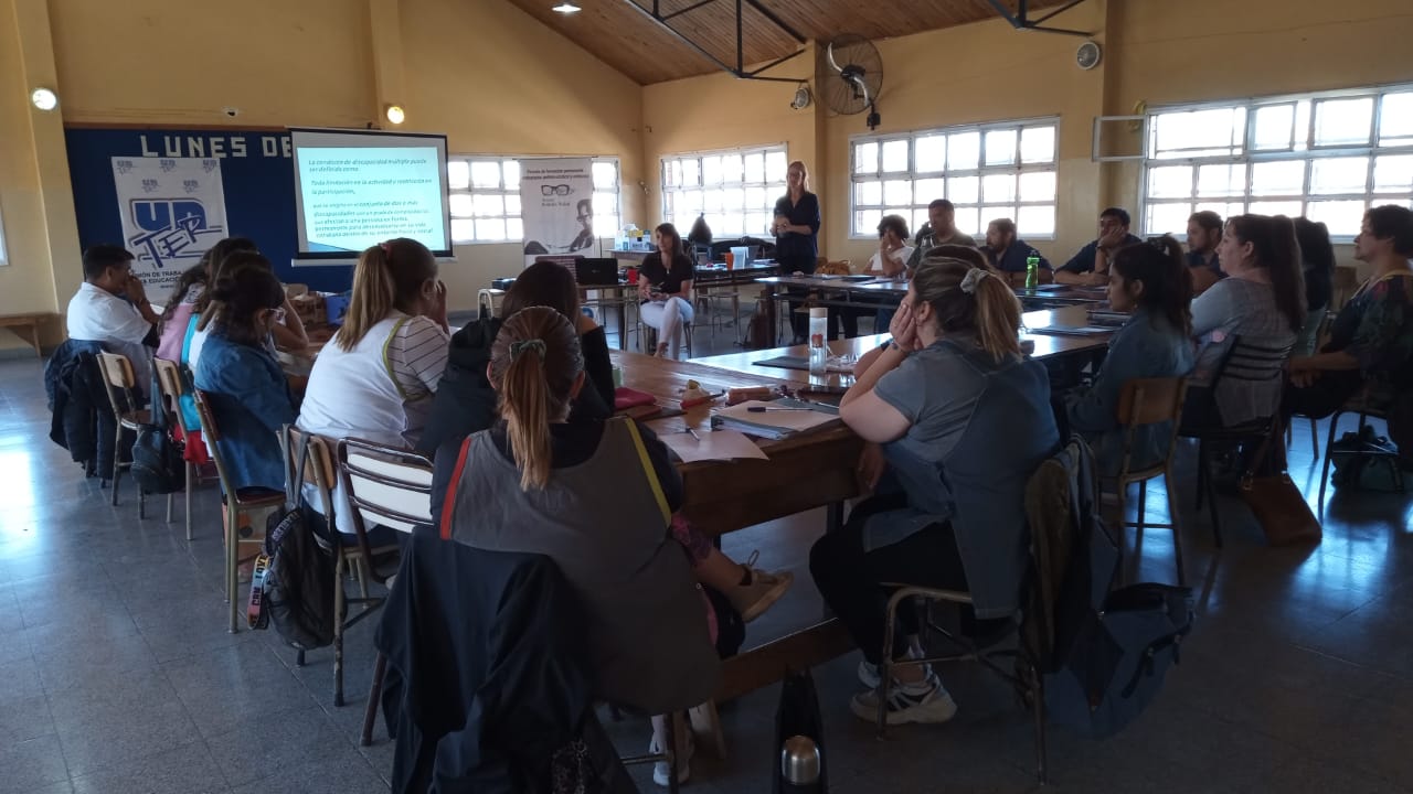 En este momento estás viendo Jornada de formación con docentes de la Escuela Laboral 5 de Huergo