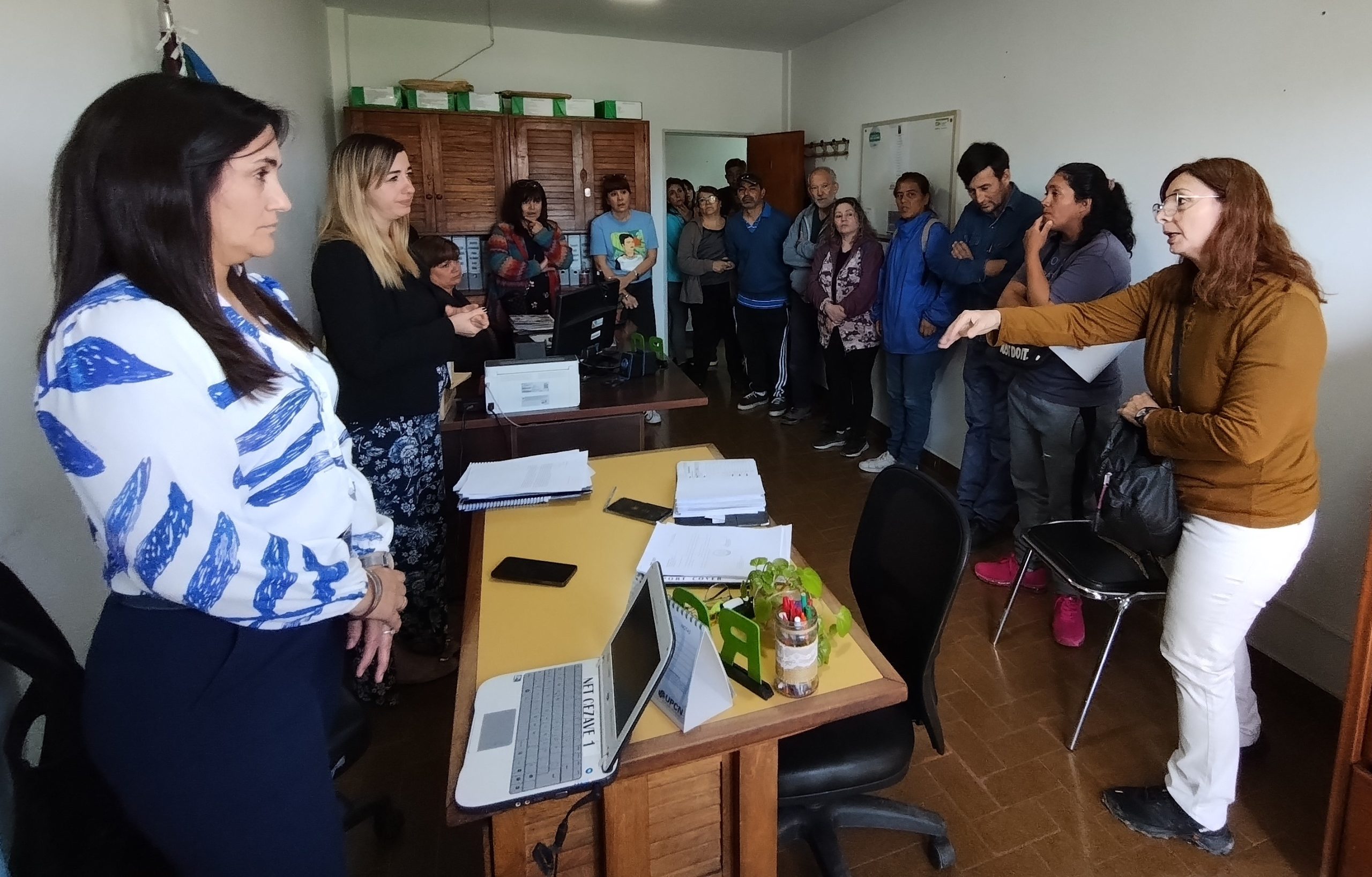 En este momento estás viendo Familias reclamaron ante el Consejo Escolar de Roca-Fiske Menuco por resolución de transporte