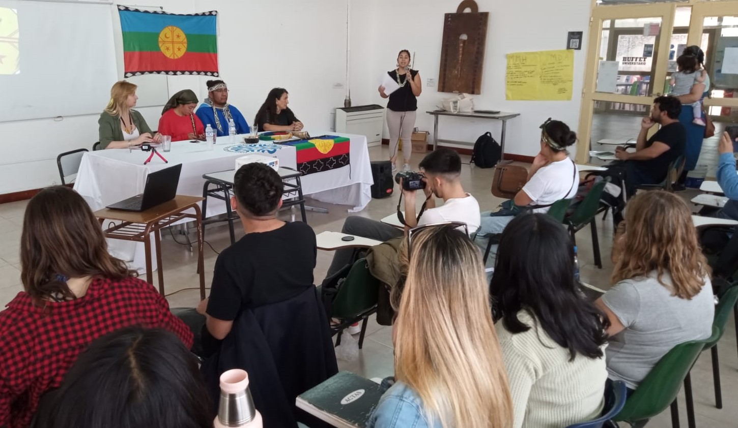 En este momento estás viendo Conversatorio en Viedma a diez años de la Educación Intercultural Bilingüe en la Ley 4819