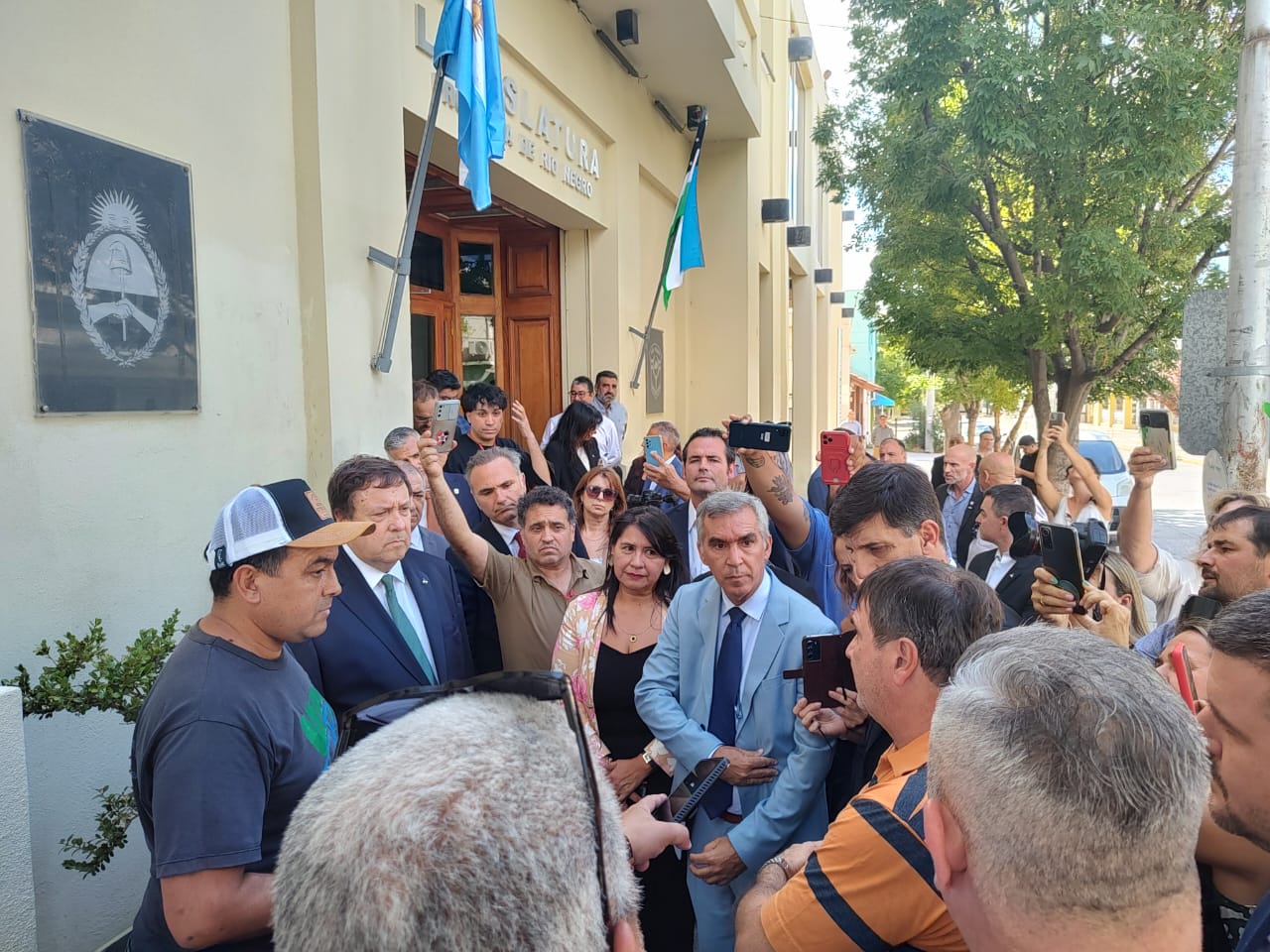 En este momento estás viendo UnTER entregó un petitorio en reclamo de las partidas educativas nacionales para Río Negro y en rechazo al DNU 70/23 del presidente Milei