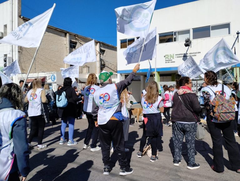 Lee más sobre el artículo Paro Nacional Docente en Río Negro: actividades en Cipolletti, Viedma y Bariloche