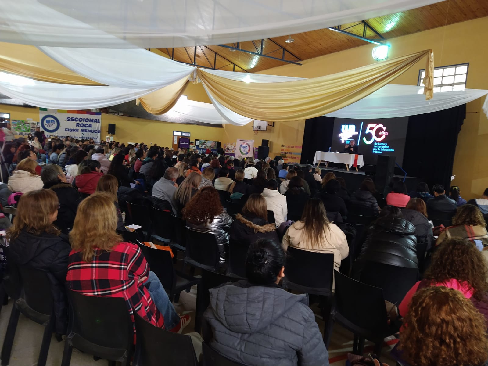 Lee más sobre el artículo Feria del libro itinerante en Roca – Fiske Menuco