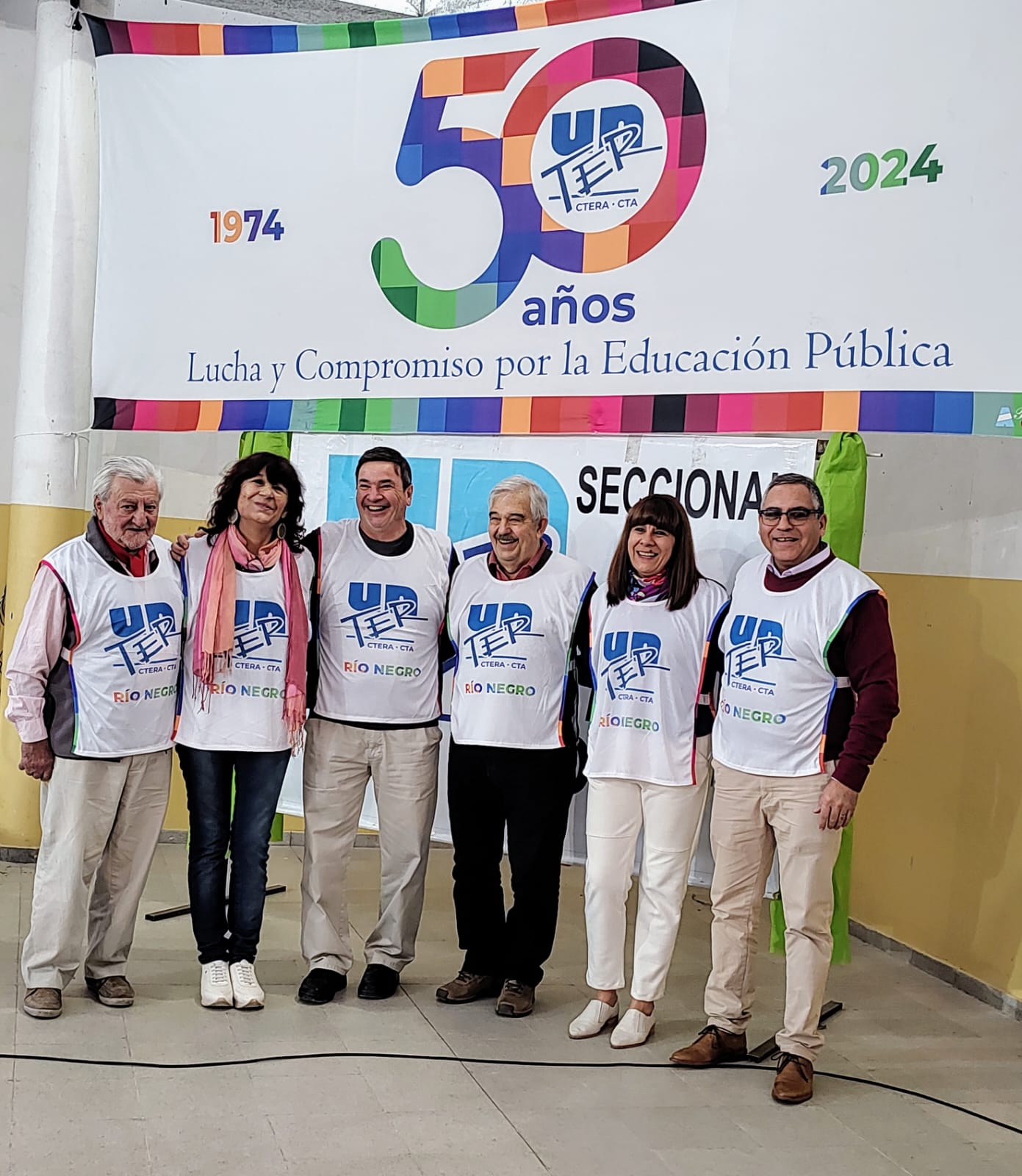 Lee más sobre el artículo Inició en San Antonio Oeste la feria del libro itinerante para conmemorar cincuenta años de la UnTER