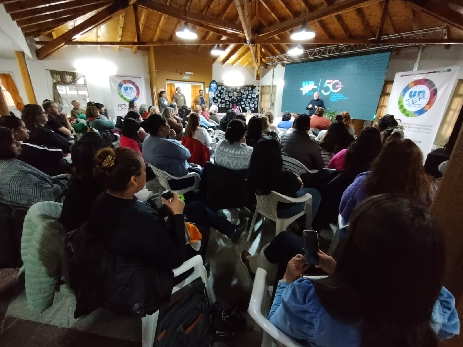 Lee más sobre el artículo Llegó a Valcheta la feria del libro itinerante para conmemorar los cincuenta años de la UnTER