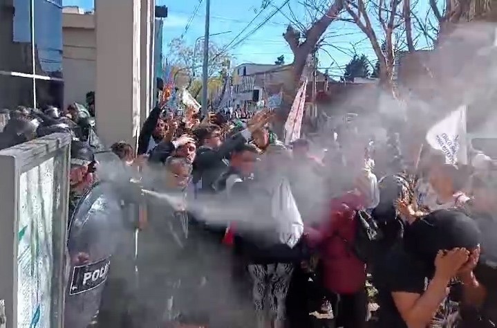 Lee más sobre el artículo Repudiamos la violenta represión policial en la Legislatura