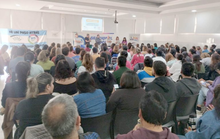 Lee más sobre el artículo Jornada de formación político sindical del Departamento de Salud en la Escuela en Roca – Fiske Menuco