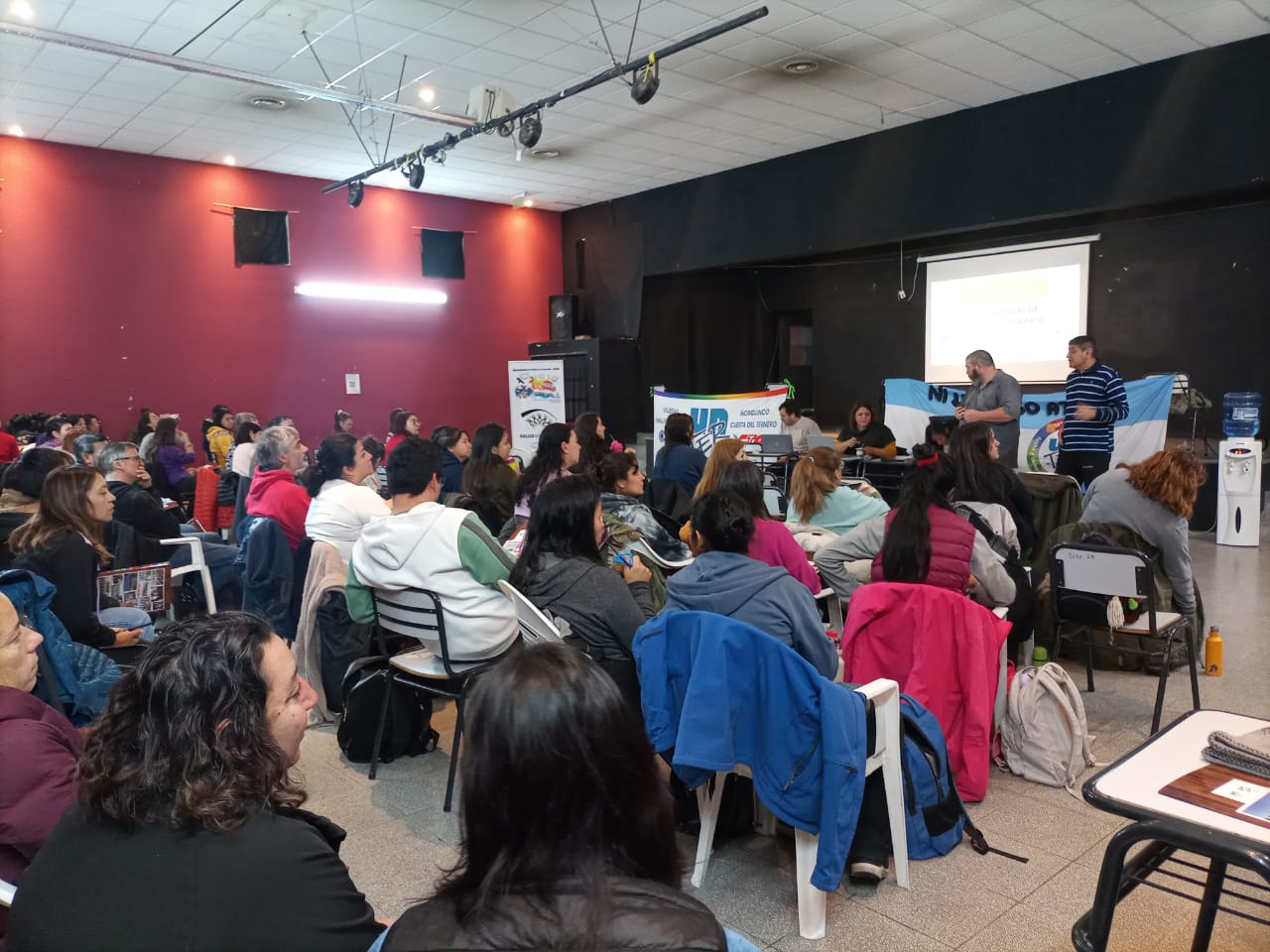 En este momento estás viendo Jornada de formación “La responsabilidad civil de las ART ante lxs trabajadorxs y el cuidado de la voz en la docencia” en El Bolsón