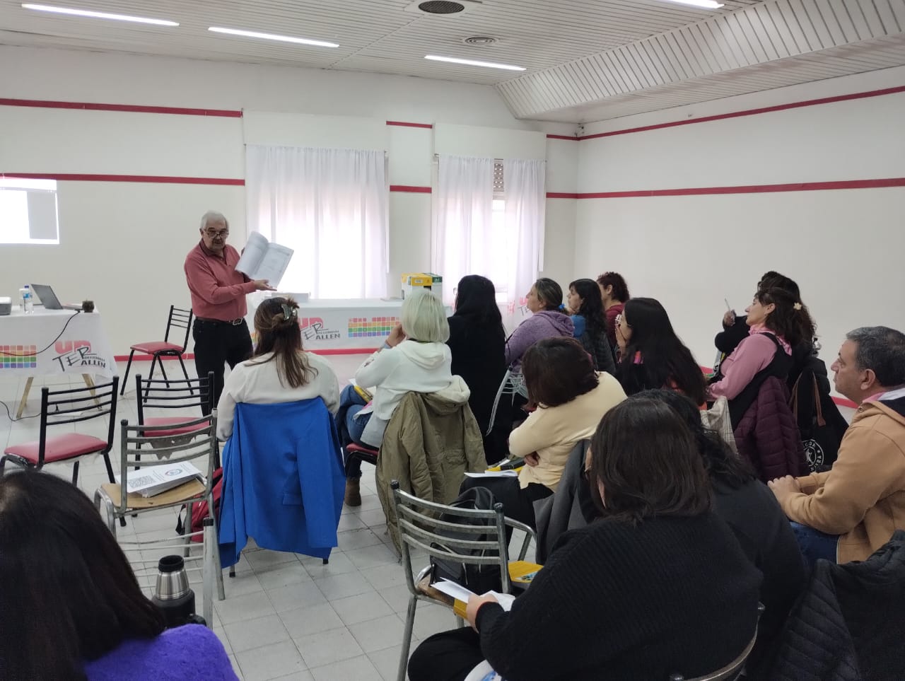 En este momento estás viendo Presentación y entrega de libro de legislación educativa en Allen