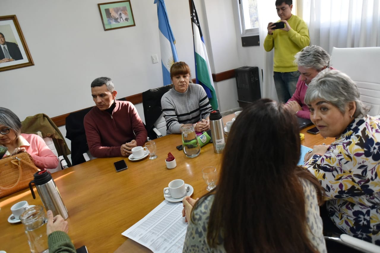Lee más sobre el artículo Audiencia paritaria, 13/06/25 – El gobierno presentó una oferta que sigue siendo irrisoria y que atenta contra la calidad de nuestros salarios.