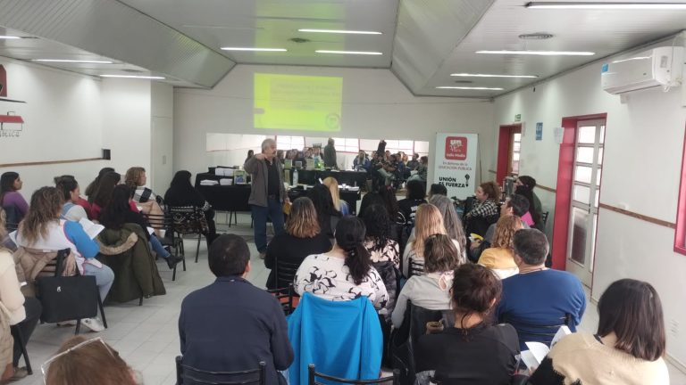 Lee más sobre el artículo Presentación y entrega de libro de legislación educativa en Valle Medio