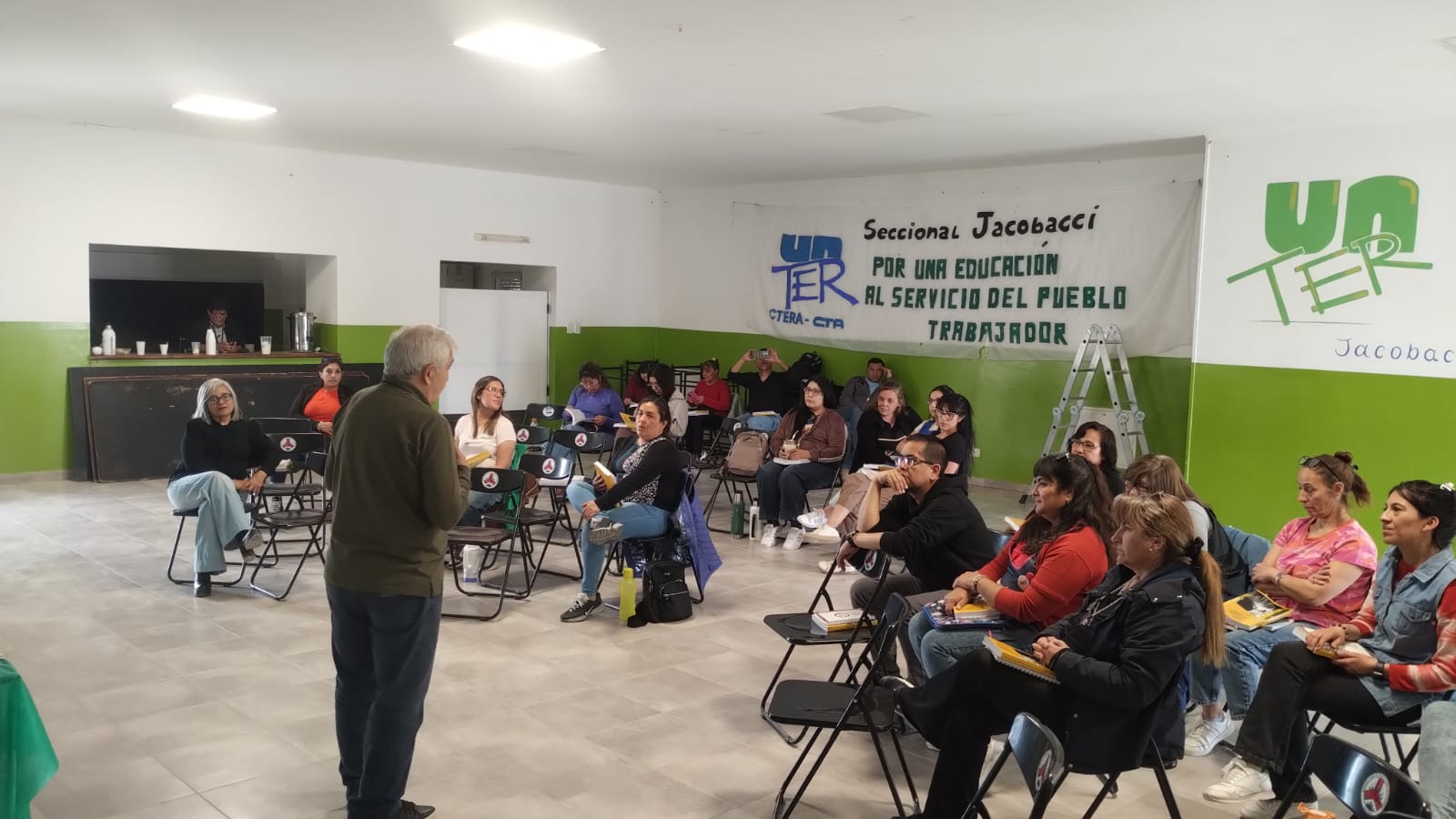 Lee más sobre el artículo Presentación y entrega de libros Legislación Educativa y Sindicalización Docente en Jacobacci