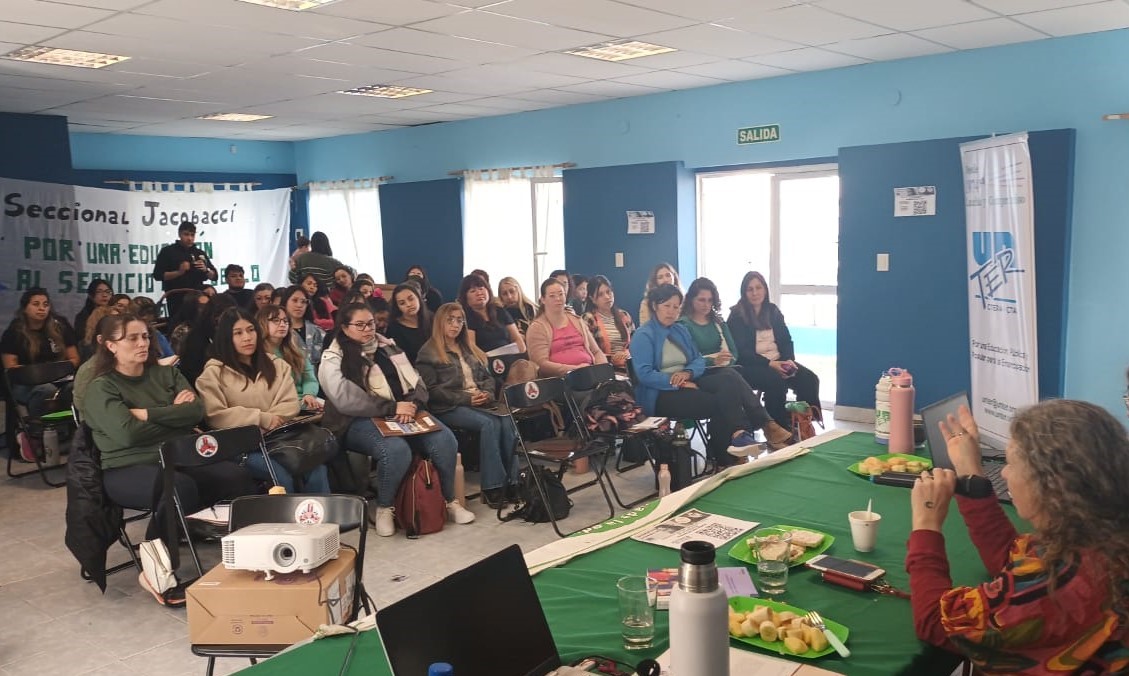 Lee más sobre el artículo Jornada de formación “Desafíos para enseñar, aprender y crecer en la diversidad. Propuesta para salas multiedad” con Laura Pitluk en Jacobacci