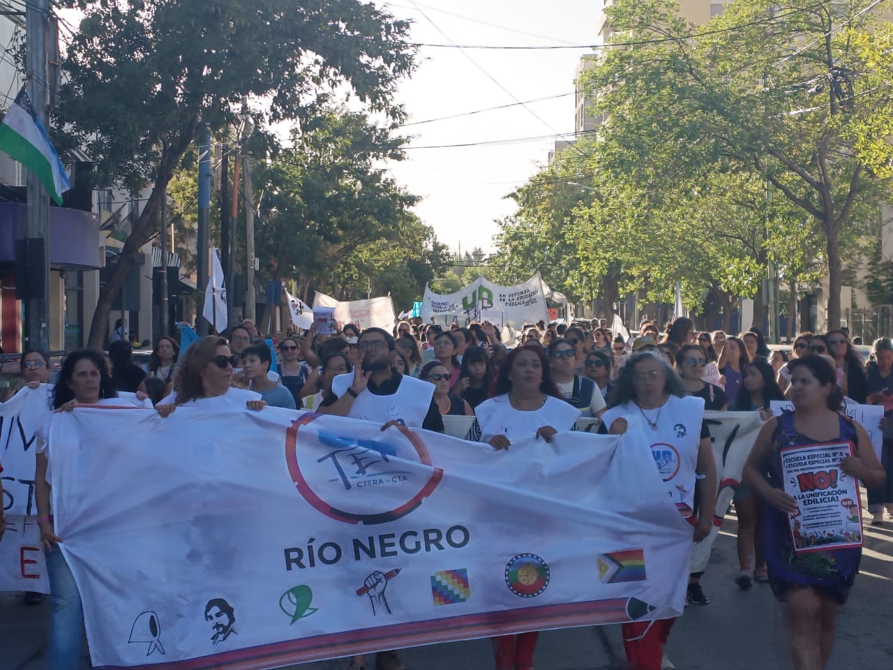 En este momento estás viendo Congreso en Cipolletti y las calles como escenario de defensa